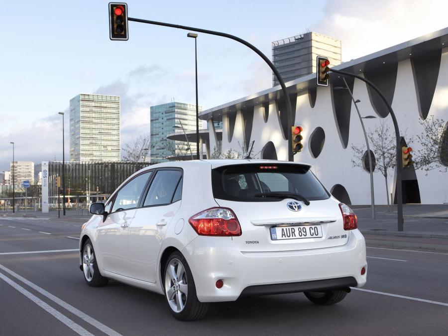  Toyota Auris HSD 2010 года  (фото 2 из 111)